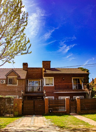 Hermosa casa en Lomas de Fisherton con pileta climatizada