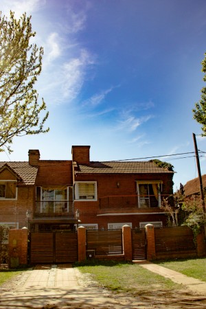 Hermosa casa en Lomas de Fisherton con pileta climatizada